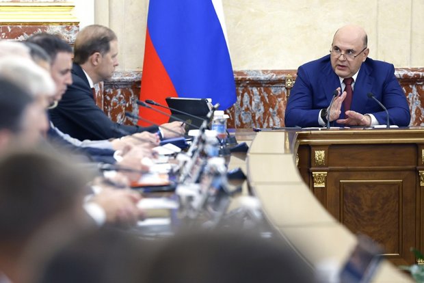 Михаил Мишустин потребовал обеспечить аграриев всем для успешной уборки урожая